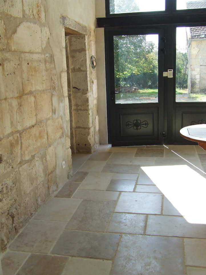 Carrelage imitation pierre de Bourgogne dans un intérieur élégant